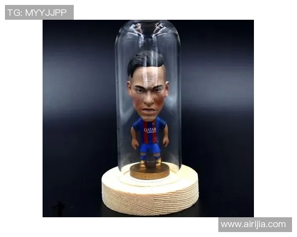 足球球星小挂件潮流收藏与日常搭配创意分享